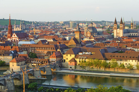 Blick über Würzburg und Main in der Abenddämmerung