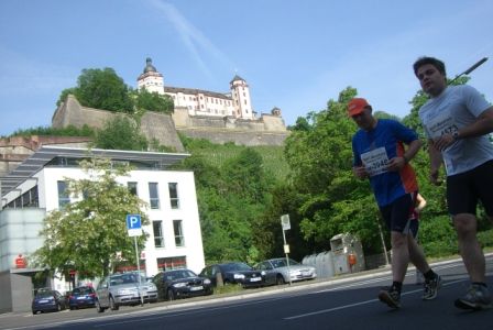 Wuerzburg Marathon - Im Hintergrund Festung Marienberg