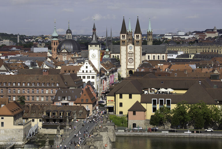 Blick auf Alte Mainbrücke, Rathaus und Dom