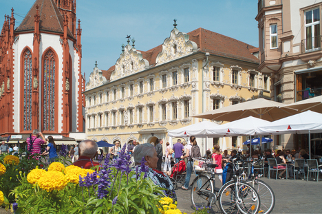 Market square with Falkenhaus and Marienkapelle