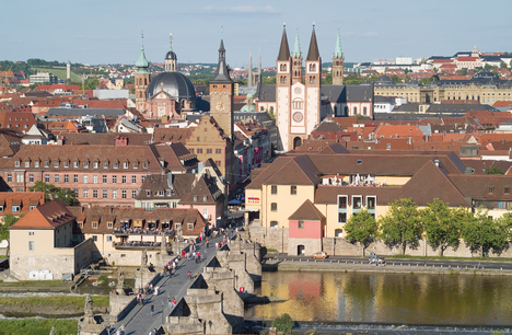 View of Alte Mainbrücke (bridge), Town Hall and Dom (cathedral)