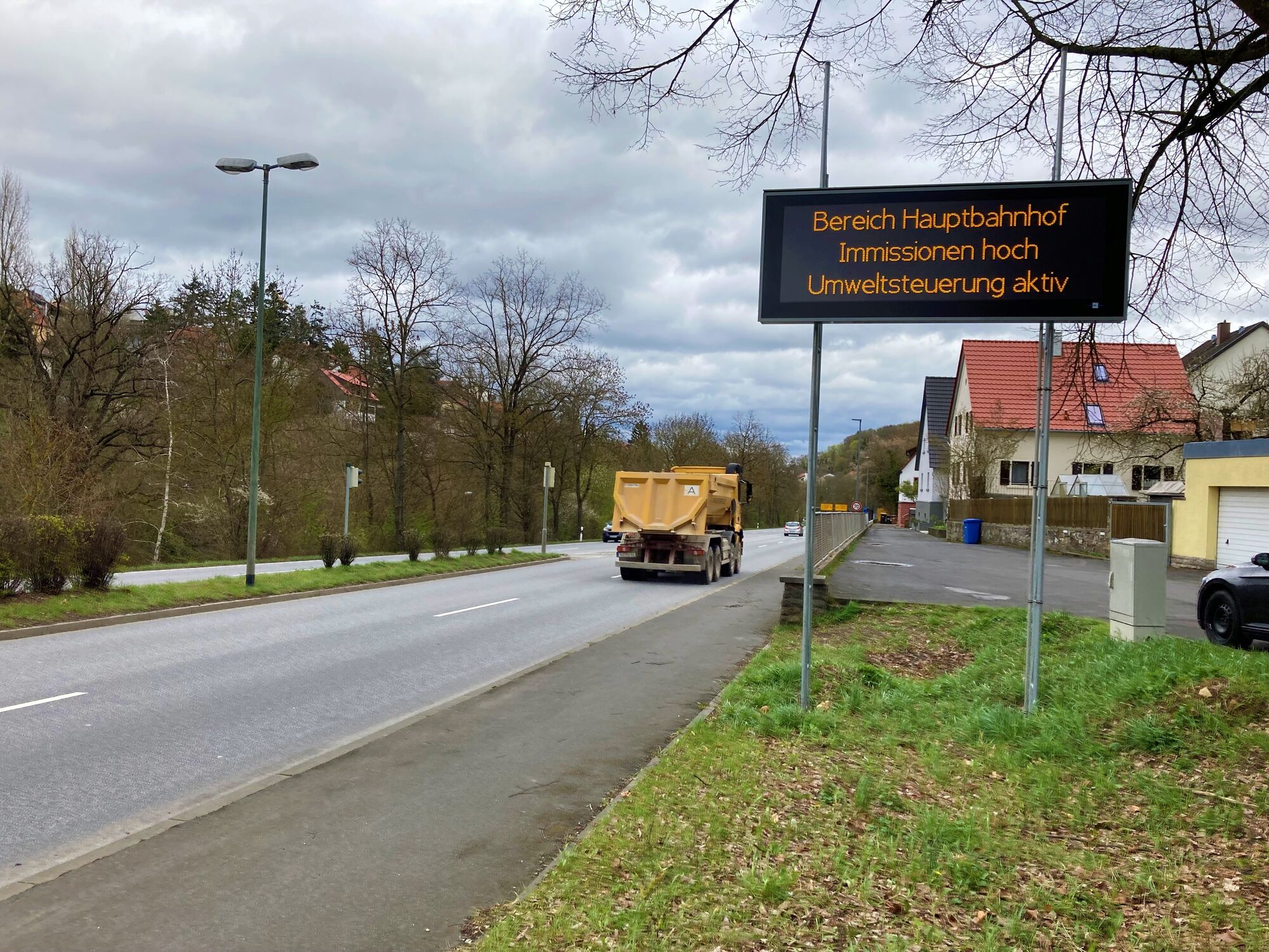 Hinweis auf eine aktive Umweltsteuerung auf der LED-Tafel in Höchberg (c) Baureferat, Stadt Würzburg