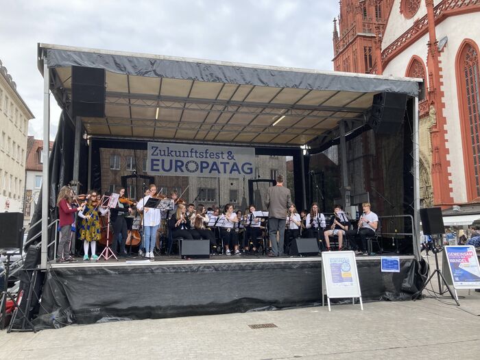 Auftritt am Würzburger Marktplatz im Rahmen der Feierlichkeiten zum Europatag und Zukunftsfest ©Anuschka Heid 