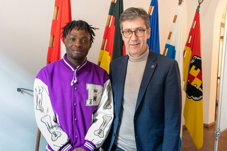Osaivbie Ekogiawe  zusammen mit Oberbürgermeister Christian Schuchardt.