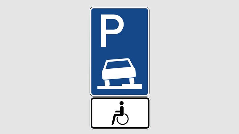 Parkplatz Schwerbehinderte Gehweg